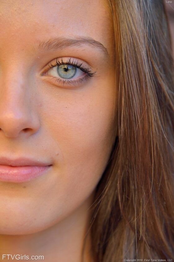 Menina de olhos azuis peladinha ao ar livre