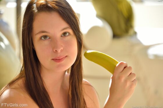 Magrinha enfiando uma banana na buceta